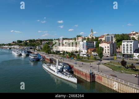 Skyline von Belgrad mit Kreuzfahrtschiffen, dem Monitor Sava, alten Gebäuden und dem Turm der Kathedrale Kirche St. Michael dem Erzengel. April 2024. Stockfoto