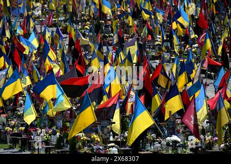 Lwiw, Ukraine - 27. April 2024: Lytschakiw Militärfriedhof von ukrainischen Soldaten, die während des Kampfes mit russischen Truppen getötet wurden. Stockfoto