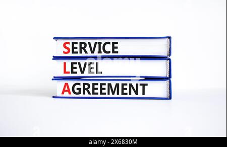 Symbol für SLA Service Level Agreement. Konzeptworte SLA Service Level Agreement für schöne Bücher. Schöner weißer Hintergrund. Business-SLA-Service-Stufe Stockfoto