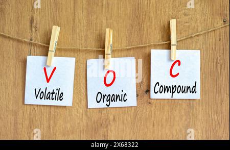 VOC-Symbol für flüchtige organische Verbindungen. Konzeptworte flüchtige organische VOC-Verbindung auf wunderschönem Weißbuch. Schöner Holzhintergrund. Geschäftliche VOC Stockfoto