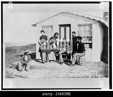 Fünf Bürgerkriegssoldaten versammelten sich auf der Schotterterrasse vor dem Haus. Afroamerikanische Jugendliche saßen in ihrer Nähe, Bürgerkriegsfotos 1861-1865 Stockfoto