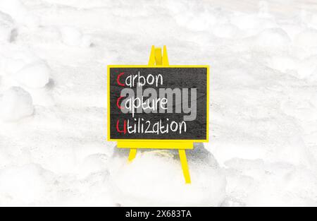 CCU Carbon Capture Symbol Konzept Wörter CCU Carbon Capture Nutzung auf schöner Tafel schöner Schnee Hintergrund Business ökologisch Stockfoto