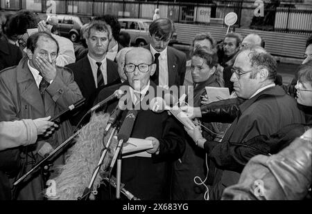 Richtfest der Neuen Synagoge Deutschland, Berlin, 29.10.1990, Richtfest der Neuen Synagoge Berlin in der Oranienburger Straße, Mitte: Vorsitzender der Jüdischen Gemeinde Berlin Heinz Galinski links-hinten: Bausenator Wolfgang Nagel rechts: Leiter Judaicum Stiftung neue Synagoge Dr. Hermann Simon, Â *** Richtfest der Neuen Synagoge Deutschland, Berlin, 29 10 1990, Richtfest der Neuen Synagoge Berlin in der Oranienburger Straße, Zentrumsvorsitzender der Jüdischen Gemeinde Berlin Heinz Galinski Linksbrückhaus Senator Wolfgang Nagel Rechtsdirektor Judaicum Stiftung Neue Synagoge Stockfoto