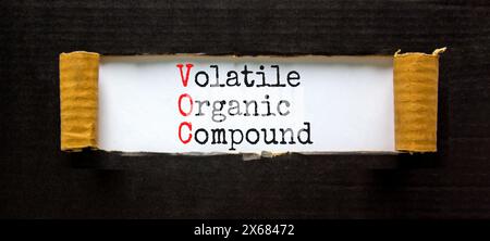 VOC-Symbol für flüchtige organische Verbindungen. Konzeptworte flüchtige organische VOC-Verbindung auf wunderschönem Weißbuch. Schöner schwarzer Hintergrund. Business VOC V Stockfoto