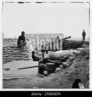 Yorktown, Virginia (Umgebung). Bundessoldaten in der konföderierten Batterie (mit Sandsäcken geschützt) südlich von Yorktown. 32-pdr. Navy Pistole im Vordergrund, FAR Pistole: 24-pdr. Belagerungsstück., Bürgerkriegsfotos 1861-1865 Stockfoto