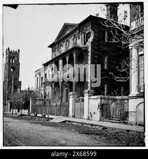 Charleston, South Carolina. Römisch-katholische Kathedrale, 1861 durch den großen Brand verbrannt und Dr. Gadsdens Haus während der Bombardierung von Charleston beschädigt, Bürgerkriegsfotos 1861-1865 Stockfoto