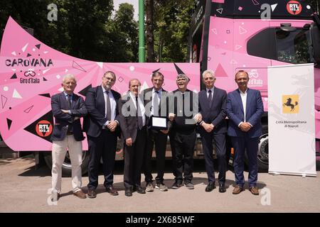 Neapel, Italien. Mai 2024. Fabio Ciciliano, Mauro Vegni, Faustino Coppi, Don Patriciello, Pfarrer von Caivano, Filippo Dispenza, Giuseppe Cirillo während der Lieferung der Gedenktafel an Faustino Coppi am Giro d’Italia in Caivano, Neapel, 13. Mai 2024 Italien. (Foto: Massimo Paolone/Lapresse) Credit: LaPresse/Alamy Live News Stockfoto