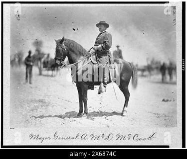 Major General Alexander McDowell McCook, Porträt in voller Länge zu Pferd, nach links gerichtet, Bürgerkriegsfotos 1861-1865 Stockfoto