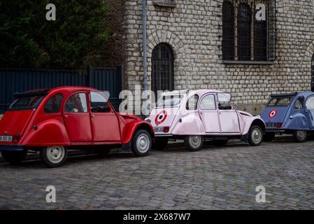 Paris, Frankreich, 09.17.2023 Rote, rosa und blaue Citroën 2CV Autos in der Nähe von Montmartre. Dies sind Autos, die für Führungen durch Paris genutzt werden. Stockfoto