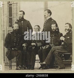 Gruppenporträt der Offiziere mit Admiral David G. Farragut sitzend, Mitte, Bürgerkriegsfotos 1861-1865 Stockfoto