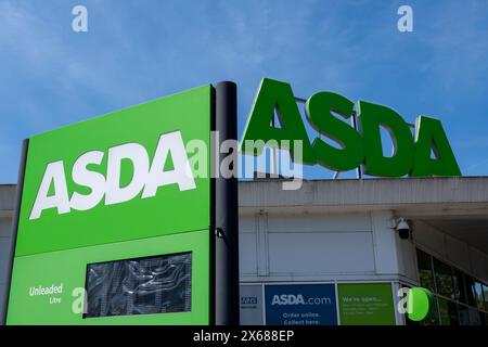 ASDA-Supermarktkette an der Old Kent Road am 8. Mai 2024 in London, England, Großbritannien. ASDA Stores Ltd. Ist ein britischer Supermarkt-Einzelhändler mit Hauptsitz in West Yorkshire. Das Unternehmen wurde 1949 gegründet und war bis 1999 an der Londoner Börse notiert, als es von dem amerikanischen Einzelhandelsriesen Walmart für 6,7 Milliarden Pfund erworben wurde. ASDA war von 2003 bis 2014 die zweitgrößte Supermarktkette Großbritanniens nach Marktanteil und fiel dann auf den dritten Platz. Seit April 2019 hat sie ihren zweiten Platz zurückerobert. Stockfoto