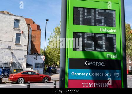 ASDA-Supermarktkette an der Old Kent Road, die am 8. Mai 2024 den Benzin- und Dieselpreis in London, England, Großbritannien zeigt. ASDA Stores Ltd. Ist ein britischer Supermarkt-Einzelhändler mit Hauptsitz in West Yorkshire. Das Unternehmen wurde 1949 gegründet und war bis 1999 an der Londoner Börse notiert, als es von dem amerikanischen Einzelhandelsriesen Walmart für 6,7 Milliarden Pfund erworben wurde. ASDA war von 2003 bis 2014 die zweitgrößte Supermarktkette Großbritanniens nach Marktanteil und fiel dann auf den dritten Platz. Seit April 2019 hat sie ihren zweiten Platz zurückerobert. Stockfoto