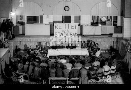 Rettet das Stadtbad Deutschland, Berlin, 24.11.1990, Feier zu 1 Jahr Basis Druck, mit einer Aktion für die Erhaltung des Stadtbades Prenzlauer Berg, Rettet das Stadtbad, Â *** Rettet das Stadtbad Deutschland, Berlin, 24 11 1990, Feier 1 Jahr Basis Druck, mit einer Aktion zur Erhaltung des Stadtbades Prenzlauer Berg, Rettet das Stadtbad, Â Stockfoto