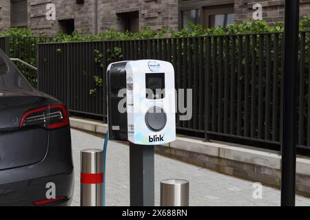 Blinkende Straßenladestelle für Elektrofahrzeuge im Stadtzentrum von Sheffield England UK Infrastruktur-Ladestation für Fahrzeuge Stockfoto