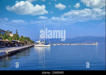 Segelboote und Yachten im Hafen Nafplio Griechenland Stockfoto