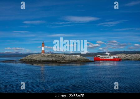 Ushuaia, Tierra del Fuego, Argentinien, Leuchtturm Les Eclaireurs auf einem Felsen im Beagle-Kanal ist der Beagle-Kanal ein natürlicher Wasserweg an der Südspitze Südamerikas, der den Atlantik mit dem Pazifischen Ozean verbindet. Ushuaia ist die südlichste Stadt der Welt, das Ende der Welt. Ausflugsboot im Beagle Channel. Stockfoto