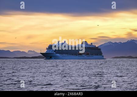 Ushuaia, Tierra del Fuego, Argentinien, Kreuzfahrtschiff Viking Jupiter in der Abendsonne im Beagle Channel, der Beagle Channel ist ein natürlicher Wasserweg an der Südspitze Südamerikas, der den Atlantik mit dem Pazifischen Ozean verbindet. Ushuaia ist die südlichste Stadt der Welt, das Ende der Welt. Stockfoto