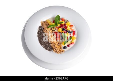 Gesunde Frühstückschüssel, frische Früchte und Beeren, Chia Samen, Müsli, Smoothie Schüssel auf weißem Hintergrund isoliert Stockfoto