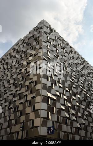 Moderner Charles Street Car Park im Zentrum von Sheffield England, bekannt als Cheesegrater Metallgebäude, moderne Architektur, futuristischer Blickfang Stockfoto