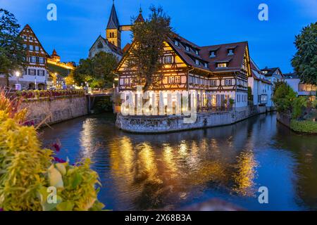 Blick von der Agnesbrücke auf den Roßneckarkanal, Fachwerkhaus mit Gastronomie und Pfarrkirche St. Dionys in der Abenddämmerung, Esslingen am Neckar, Baden-Württemberg Stockfoto