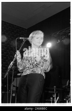 NINA PERSSON, YOUNG, THE CARDIGANS, 1996: Eine junge Nina Persson von den Cardigans, die am 20. Januar 1996 in den Anson Rooms der Bristol University in Bristol, England, Großbritannien, auf einer frühen Tour teilnahm. Foto: Rob Watkins. INFO: The Cardigans, eine schwedische Band, die in den frühen 90er Jahren gegründet wurde, erlangte mit Hits wie Lovefool internationale Bekanntheit. Ihr eklektischer Sound verbindet Pop-, Rock- und Indie-Elemente, geprägt von Nina Perssons unverwechselbarem Gesang und einer Vorliebe für eingängige Melodien. Stockfoto