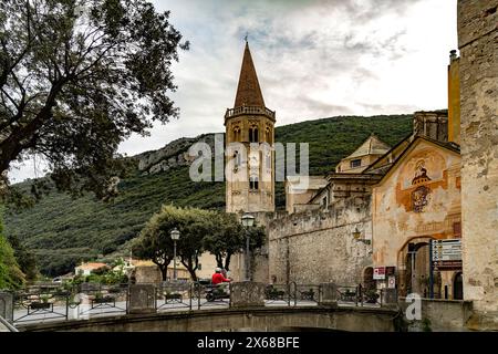 Basilika San Biagio und Stadtmauer in Finalborgo, Finale Ligure, Riviera di Ponente, Ligurien, Italien, Europa Stockfoto