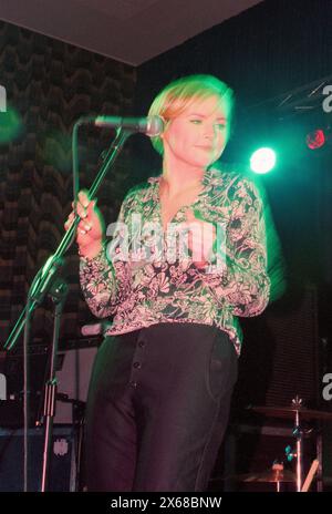 NINA PERSSON, YOUNG, THE CARDIGANS, 1996: Eine junge Nina Persson von den Cardigans, die am 20. Januar 1996 in den Anson Rooms der Bristol University in Bristol, England, Großbritannien, auf einer frühen Tour teilnahm. Foto: Rob Watkins. INFO: The Cardigans, eine schwedische Band, die in den frühen 90er Jahren gegründet wurde, erlangte mit Hits wie Lovefool internationale Bekanntheit. Ihr eklektischer Sound verbindet Pop-, Rock- und Indie-Elemente, geprägt von Nina Perssons unverwechselbarem Gesang und einer Vorliebe für eingängige Melodien. Stockfoto