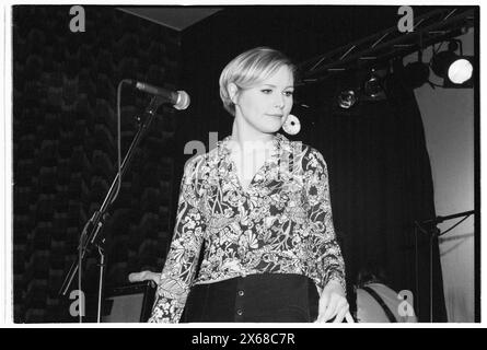 NINA PERSSON, YOUNG, THE CARDIGANS, 1996: Eine junge Nina Persson von den Cardigans, die am 20. Januar 1996 in den Anson Rooms der Bristol University in Bristol, England, Großbritannien, auf einer frühen Tour teilnahm. Foto: Rob Watkins. INFO: The Cardigans, eine schwedische Band, die in den frühen 90er Jahren gegründet wurde, erlangte mit Hits wie Lovefool internationale Bekanntheit. Ihr eklektischer Sound verbindet Pop-, Rock- und Indie-Elemente, geprägt von Nina Perssons unverwechselbarem Gesang und einer Vorliebe für eingängige Melodien. Stockfoto