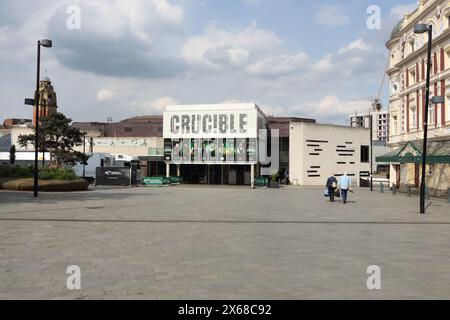 Theater mit Tiegeln im Zentrum von Sheffield England, modernistische Architektur Stockfoto