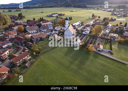 Bayerniederhofen mit der Kirche St. Michael aus der Luft gesehen, Halblech, Allgäu, Bayern, Deutschland Stockfoto