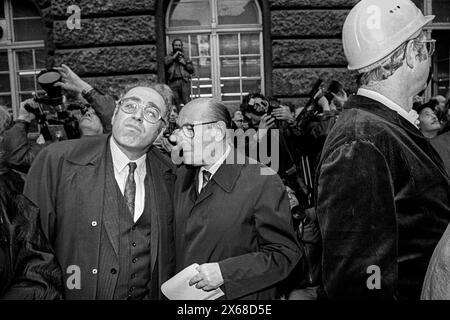 Richtfest der Neuen Synagoge Deutschland, Berlin, 29.10.1990, Richtfest der Neuen Synagoge Berlin in der Oranienburger Straße, Mitte: Vorsitzende der Jüdischen Gemeinde Berlin Heinz Galinski links: Leiter Judaicum Stiftung neue Synagoge Dr. Hermann Simon, Â *** Richtfest der Neuen Synagoge Deutschland, Berlin, 29 10 1990, Richtfest der Neuen Synagoge Berlin in der Oranienburger Straße, Zentrumsvorsitzender der Jüdischen Gemeinde Berlin Heinz Galinski verließ Direktor Judaicum Stiftung Neue Synagoge Dr. Hermann Simon, Â Stockfoto