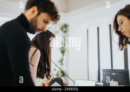 Fokussiertes Geschäftsteam arbeitet gemeinsam an Projekten in modernen Bürobereichen, Zusammenarbeit und Teamwork-Konzepten Stockfoto