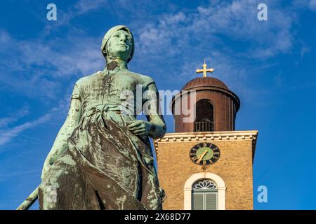 Zinkenstatue des Asmussen-Woldsen-Denkmals oder Zinkenbrunnen vor der Marienkirche in Husum, Landkreis Nordfriesland, Schleswig-Holstein, Deutschland, Europa Stockfoto