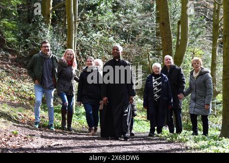 Reverend Ernest Okeke mit Mitgliedern seiner Gemeinde in den Sabbath Walks, Dale Coppice, Coalbrookdale. Bild von David Bagnall. Stockfoto