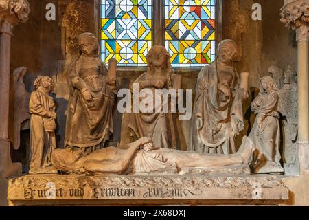 Heiliges Grab aus Stein im Inneren der Kirche des Heiligen Kreuzes Invention-de-la-Sainte-Croix in Kaysersberg, Elsass, Frankreich Stockfoto