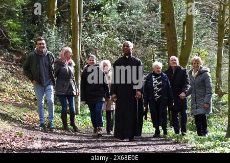 Reverend Ernest Okeke mit Mitgliedern seiner Gemeinde in den Sabbath Walks, Dale Coppice, Coalbrookdale. Bild von David Bagnall. Stockfoto