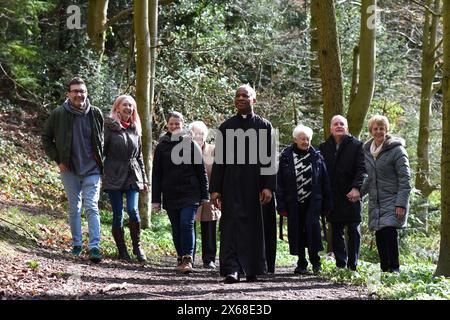 Reverend Ernest Okeke mit Mitgliedern seiner Gemeinde in den Sabbath Walks, Dale Coppice, Coalbrookdale. Bild von David Bagnall. Stockfoto