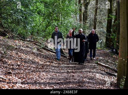 Reverend Ernest Okeke mit Mitgliedern seiner Gemeinde in den Sabbath Walks, Dale Coppice, Coalbrookdale. Bild von David Bagnall. Stockfoto