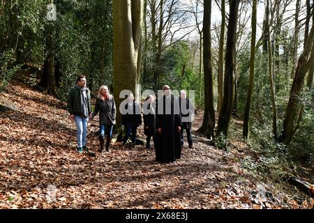 Reverend Ernest Okeke mit Mitgliedern seiner Gemeinde in den Sabbath Walks, Dale Coppice, Coalbrookdale. Bild von David Bagnall. Stockfoto