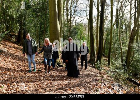 Reverend Ernest Okeke mit Mitgliedern seiner Gemeinde in den Sabbath Walks, Dale Coppice, Coalbrookdale. Bild von David Bagnall. Stockfoto