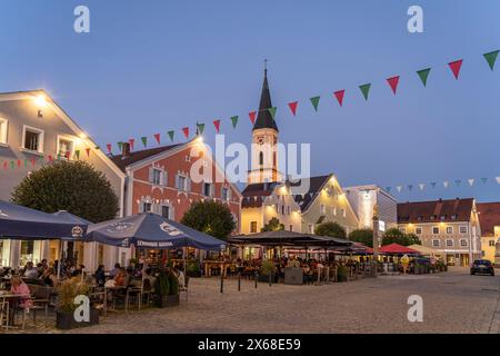 Ludwigsplatz mit Gaststätten und Pfarrkirche der Mariä Himmelfahrt in der Altstadt von Kelheim in der Dämmerung, Niederbayern, Bayern, Deutschland Stockfoto