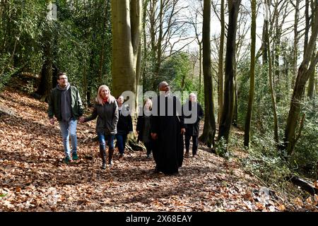 Reverend Ernest Okeke mit Mitgliedern seiner Gemeinde in den Sabbath Walks, Dale Coppice, Coalbrookdale. Bild von David Bagnall. Stockfoto