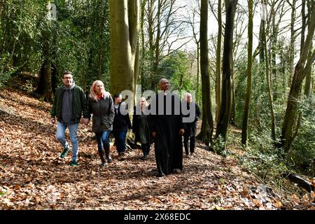 Reverend Ernest Okeke mit Mitgliedern seiner Gemeinde in den Sabbath Walks, Dale Coppice, Coalbrookdale. Bild von David Bagnall. Stockfoto