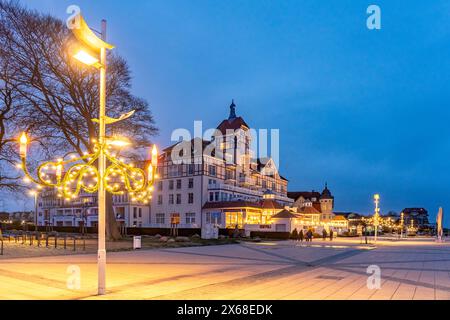 Ostseepromenade am Ostsee-Platz mit Weihnachtsbeleuchtung im Ostseebad Kühlungsborn in der Abenddämmerung, Mecklenburg-Vorpommern Stockfoto