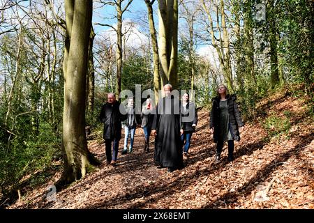 Reverend Ernest Okeke mit Mitgliedern seiner Gemeinde in den Sabbath Walks, Dale Coppice, Coalbrookdale. Bild von David Bagnall. Stockfoto