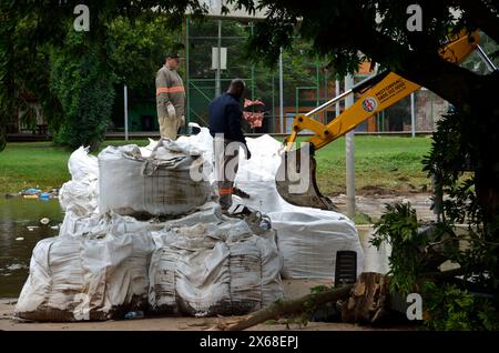 13. Mai 2024, Porto Alegre, Rio Grande do Sul, Brasilien: Porto Alegre (RS), 05/13/2024 Ã¢â‚¬' REGEN/WETTER/FREIWILLIGE/RS Ã¢â‚¬' Trotz des schlechten Wetters treffen sich Freiwillige aus verschiedenen Teilen Brasiliens im historischen Zentrum von Porto Alegre, vom Gasometerwerk, am Montag-Messe (13), Unterstützung für die Opfer der schweren Regenfälle, die in den letzten Tagen den Bundesstaat Rio Grande do Sul heimgesucht haben. Das Rathaus von Porto Alegre installierte Notdeiche, um das Wasser des Guaiba-Flusses einzudämmen, der sich in der zentralen Region der Hauptstadt Rio Grande do Sul befindet. (Foto: Marcelo Oliveira/T Stockfoto