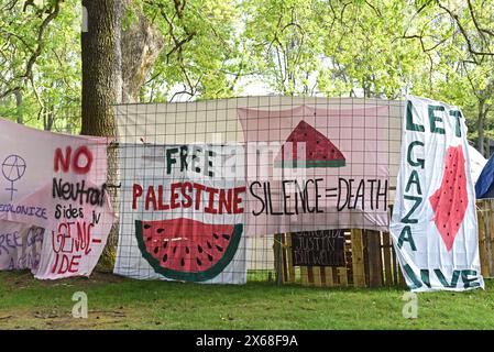 Saanich, British Columbia, Kanada, 13. Mai 2024 - Schilder auf einem pro-palästinensischen Lager sind auf dem Campus der University of Victoria (UVic) abgebildet. Don Denton/Alamy Live News Stockfoto