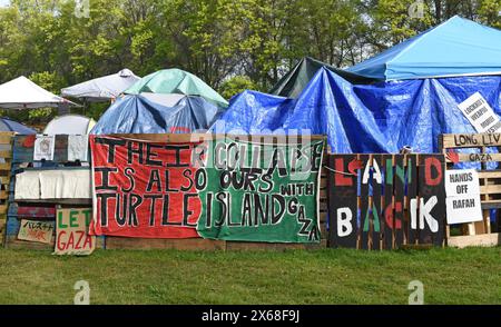 Saanich, British Columbia, Kanada, 13. Mai 2024 - Schilder auf einem pro-palästinensischen Lager sind auf dem Campus der University of Victoria (UVic) abgebildet. Don Denton/Alamy Live News Stockfoto