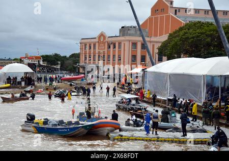 13. Mai 2024, Porto Alegre, Rio Grande do Sul, Brasilien: Porto Alegre (RS), 05/13/2024 Ã¢â‚¬' REGEN/WETTER/FREIWILLIGE/RS Ã¢â‚¬' Trotz des schlechten Wetters treffen sich Freiwillige aus verschiedenen Teilen Brasiliens im historischen Zentrum von Porto Alegre, vom Gasometerwerk, am Montag-Messe (13), Unterstützung für die Opfer der schweren Regenfälle, die in den letzten Tagen den Bundesstaat Rio Grande do Sul heimgesucht haben. Das Rathaus von Porto Alegre installierte Notdeiche, um das Wasser des Guaiba-Flusses einzudämmen, der sich in der zentralen Region der Hauptstadt Rio Grande do Sul befindet. (Foto: Marcelo Oliveira/T Stockfoto