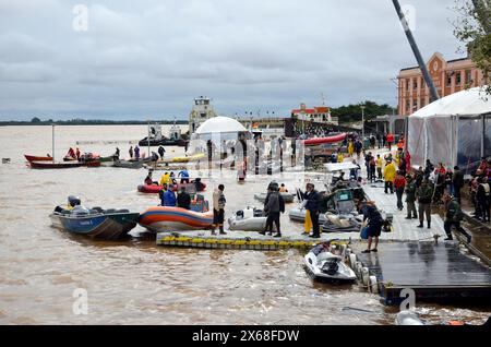 13. Mai 2024, Porto Alegre, Rio Grande do Sul, Brasilien: Porto Alegre (RS), 05/13/2024 Ã¢â‚¬' REGEN/WETTER/FREIWILLIGE/RS Ã¢â‚¬' Trotz des schlechten Wetters treffen sich Freiwillige aus verschiedenen Teilen Brasiliens im historischen Zentrum von Porto Alegre, vom Gasometerwerk, am Montag-Messe (13), Unterstützung für die Opfer der schweren Regenfälle, die in den letzten Tagen den Bundesstaat Rio Grande do Sul heimgesucht haben. Das Rathaus von Porto Alegre installierte Notdeiche, um das Wasser des Guaiba-Flusses einzudämmen, der sich in der zentralen Region der Hauptstadt Rio Grande do Sul befindet. (Foto: Marcelo Oliveira/T Stockfoto